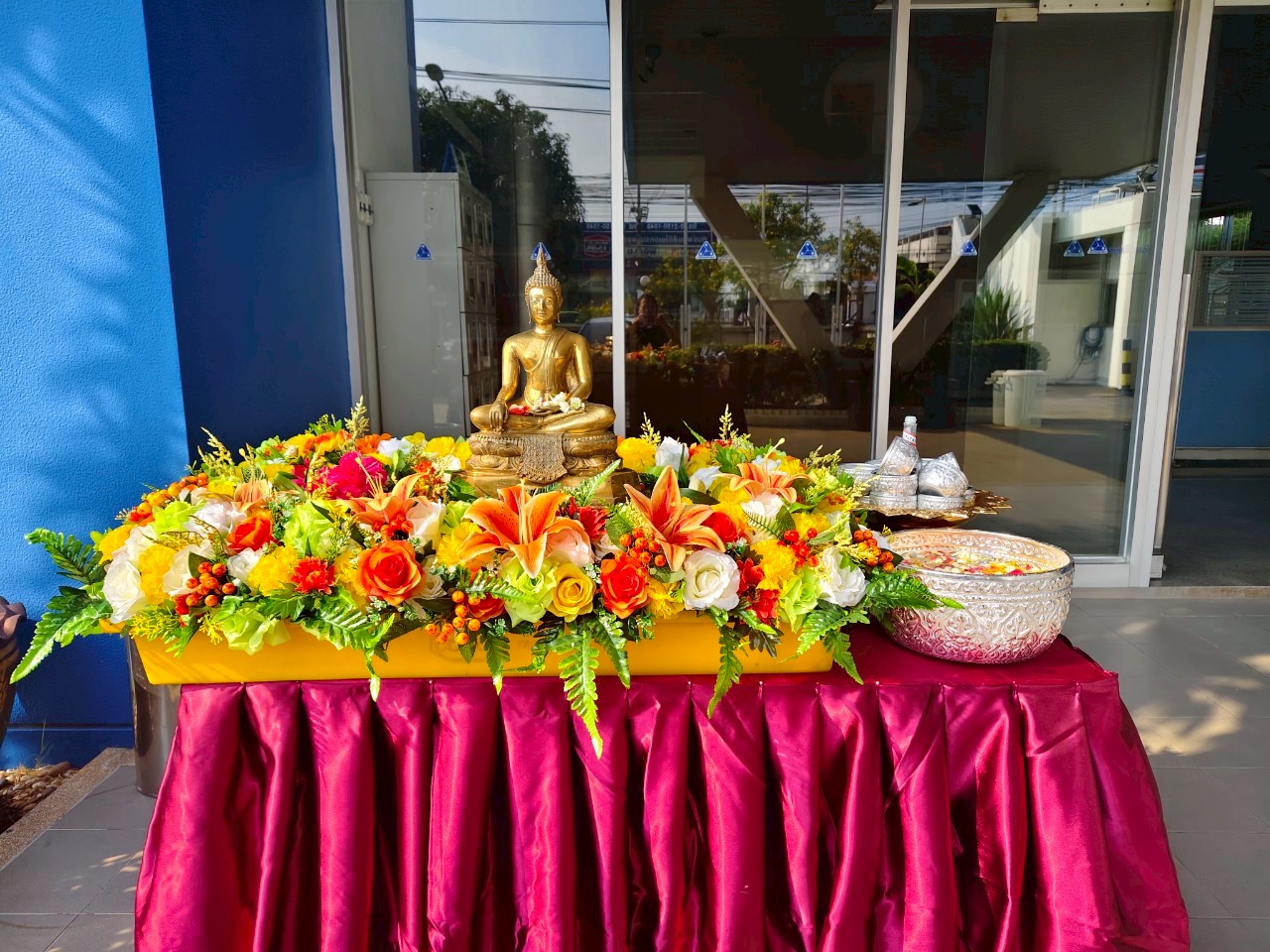 พิธีสรงน้ำพระและรดน้ำดำหัวและขอพรจากประธานบริษัท